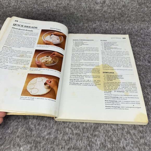 ✅Betty Crockers Cookbook VTG 1980s Golden Press Classic Recipes Red Cover - Picture 8 of 8